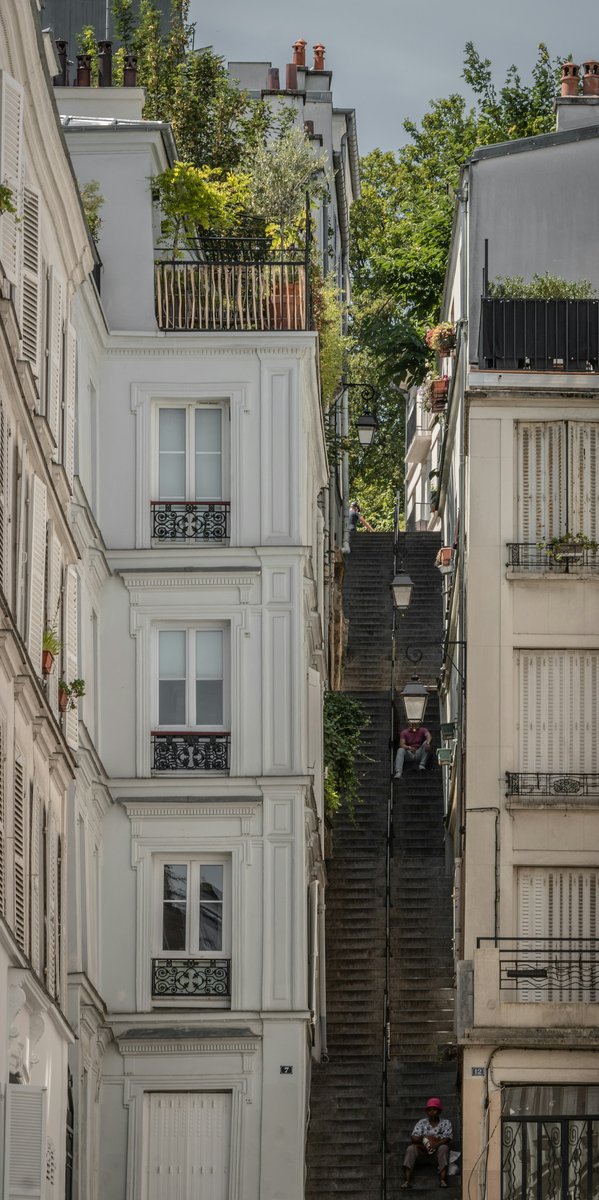 Escalier étroit entre deux immeubles