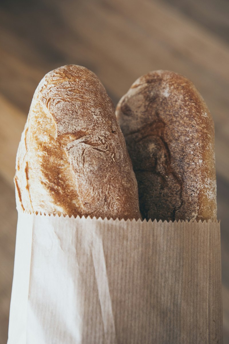 Deux pains de campagne dans un sac en papier