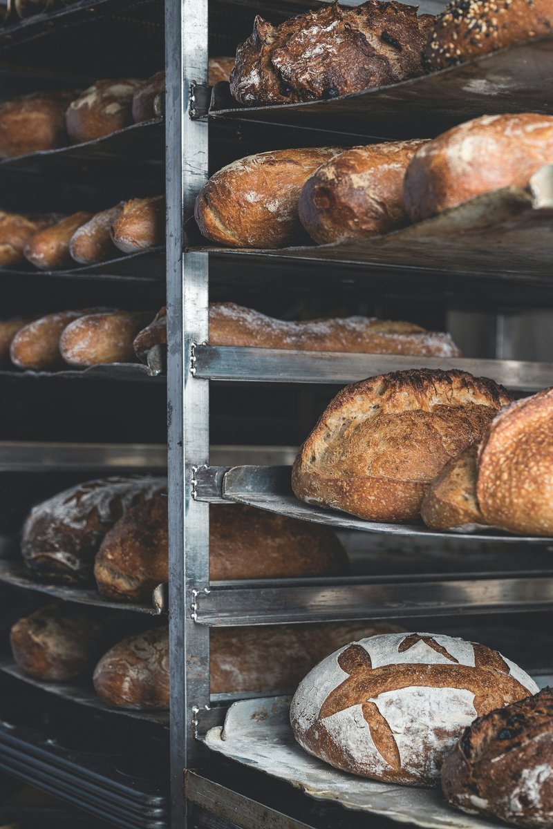 Pains de campagne sur des grilles de boulangerie