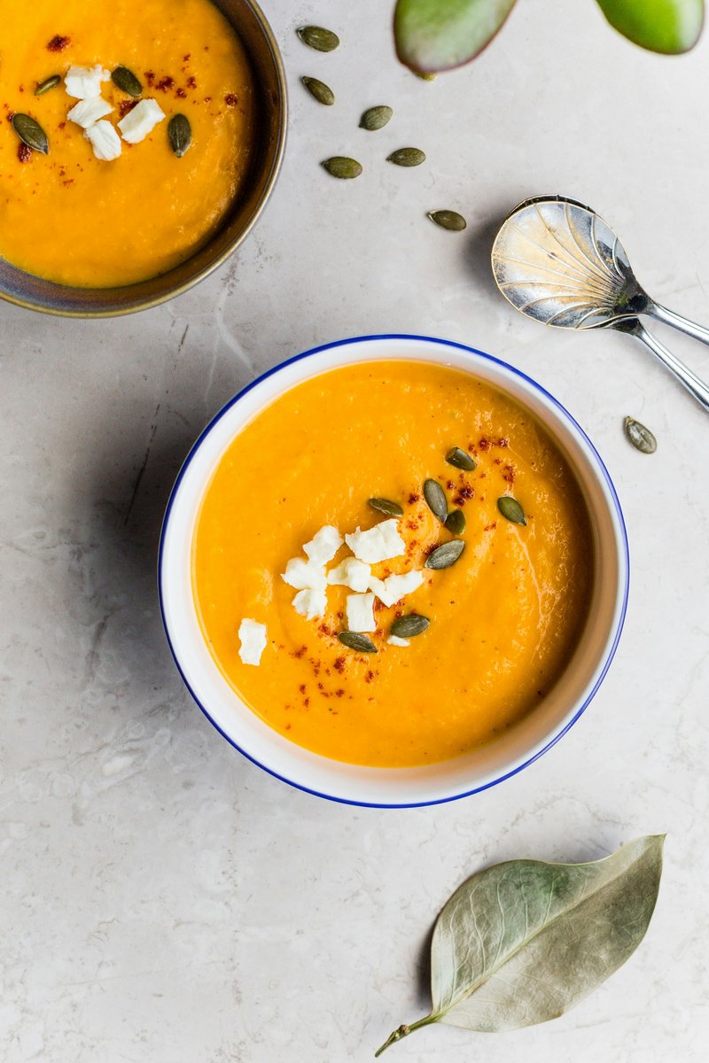 Velouté de courge parsemé de graines, vue de dessus