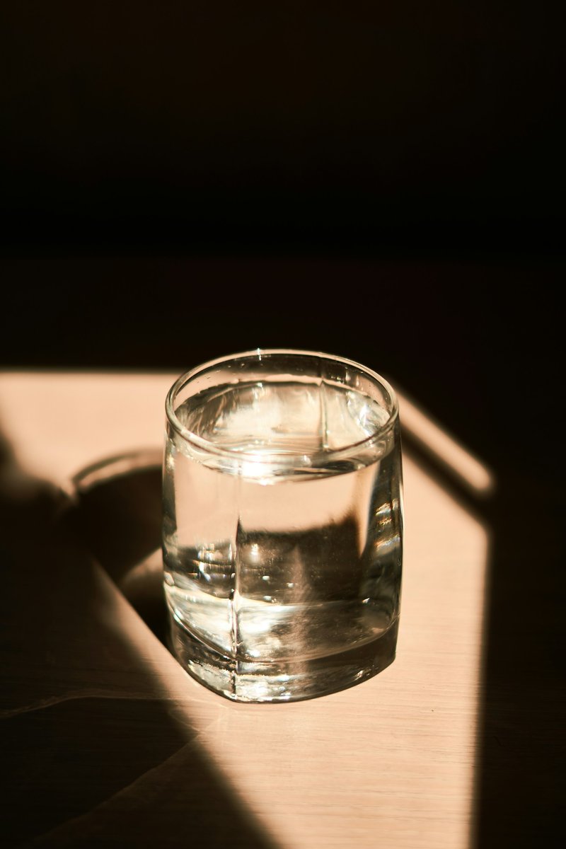 Verre d'eau dans un rayon de soleil